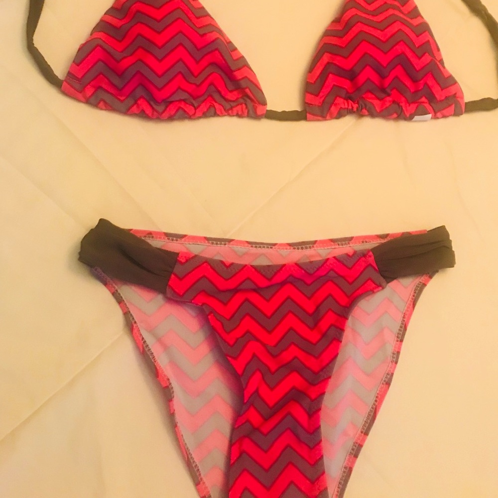 Bikini - Picture 3 of 3